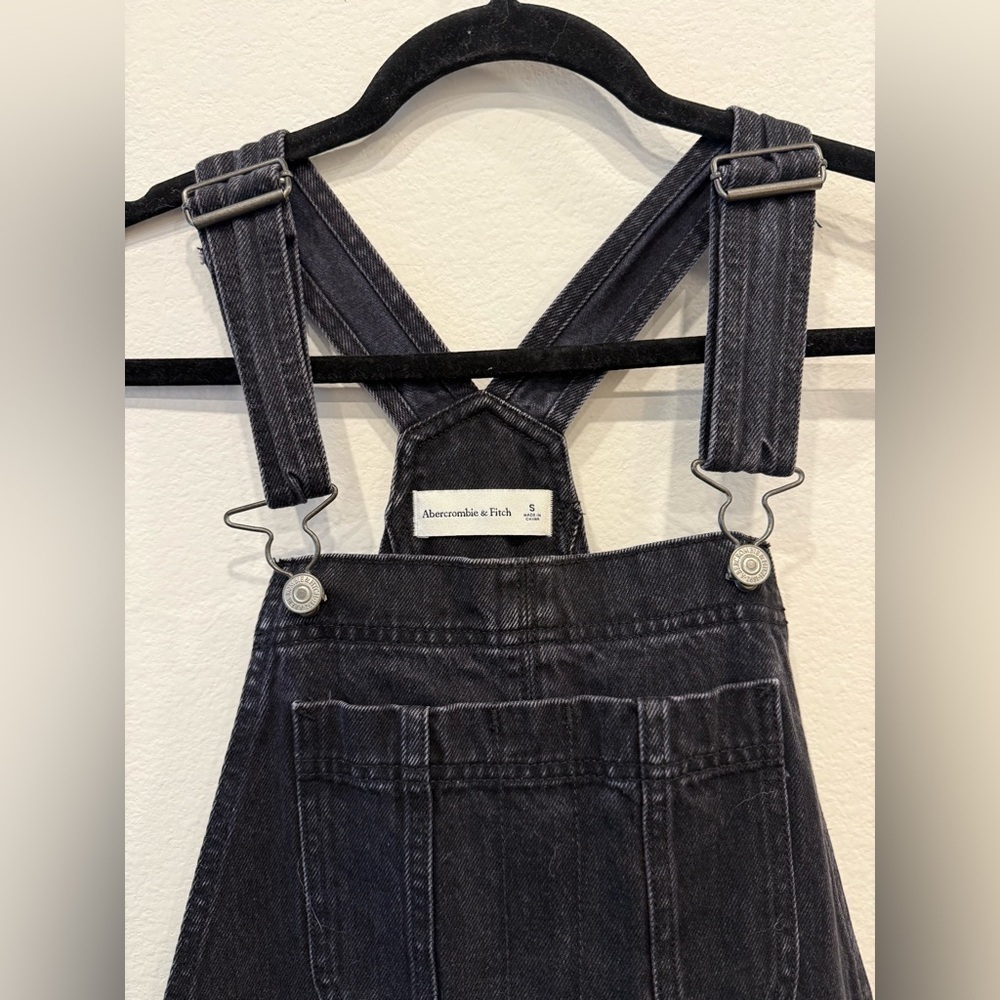 SOLD - Abercrombie & Fitch Women's Dark Denim Overalls - Picture 4 of 6